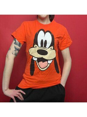 Disney / bright orange goofy tee shirt  🖤🧡​